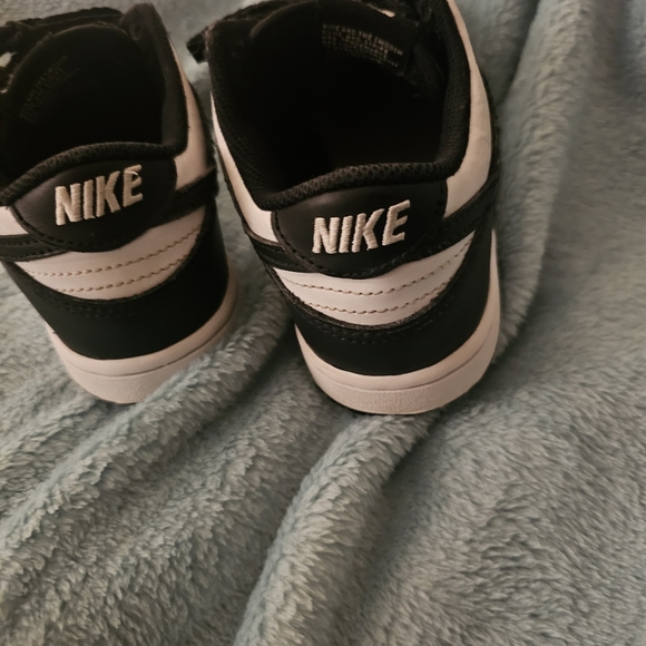 Nike Kids Black and White Sneakers - Picture 5 of 7